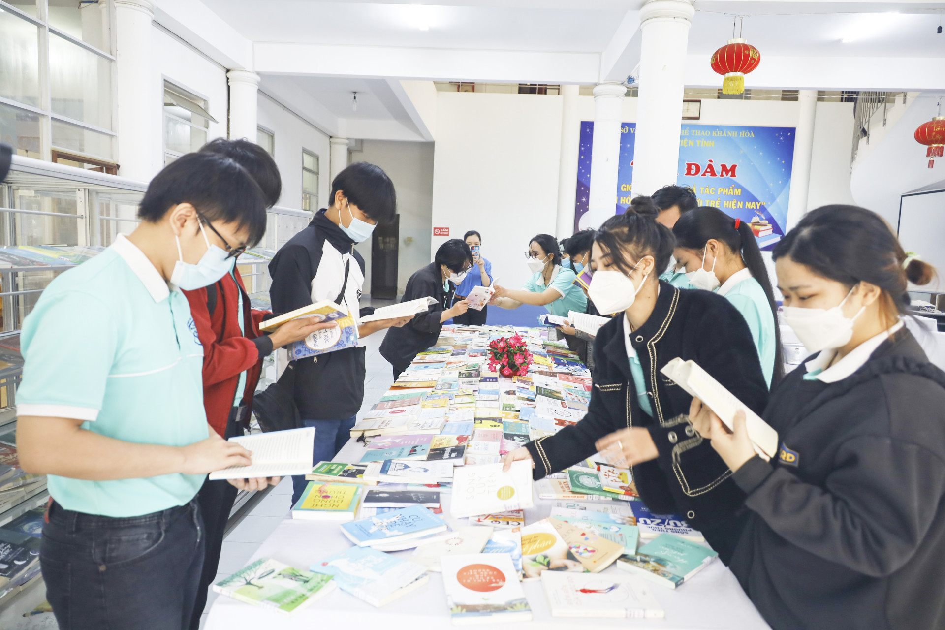 Sinh viên Trường Đại học Khánh Hòa đọc sách được giới thiệu tại Thư viện tỉnh. 