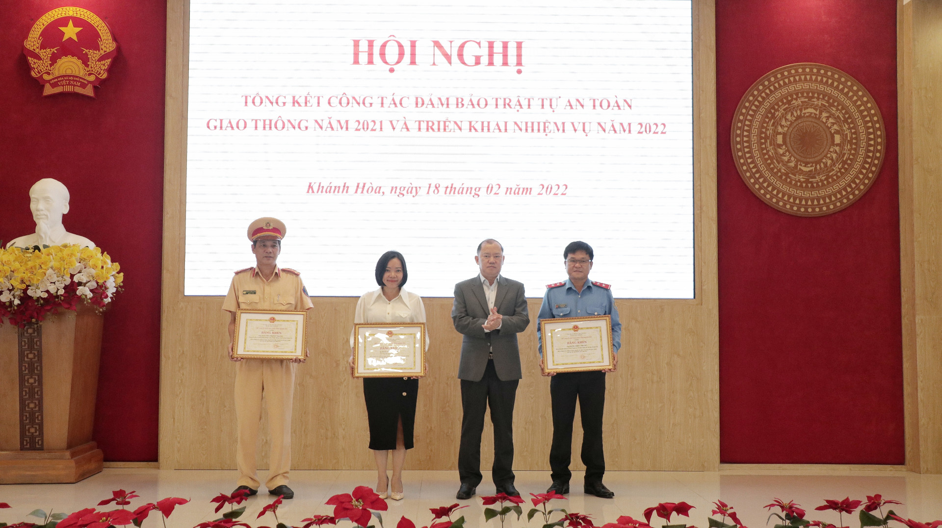 Ông Nguyễn Anh Tuấn - Phó Chủ tịch UBND tỉnh trao bằng khen cho các cá nhân xuất sắc.