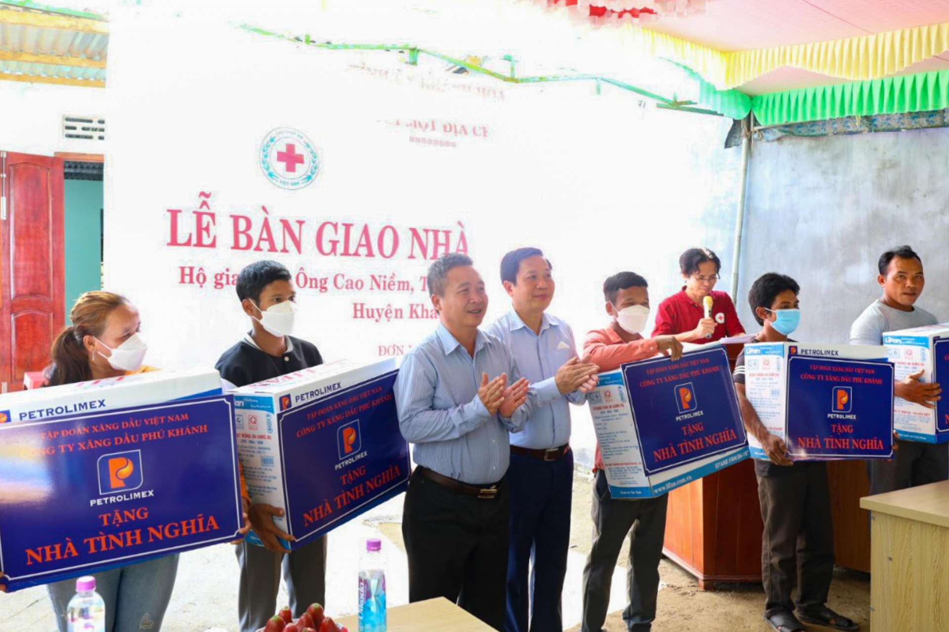 Đồng chí Hà Quốc Trị cùng nhà tài trợ trao biểu trưng các căn nhà hỗ trợ cho người dân xã Khánh Thành (Ảnh: Thế Tài)