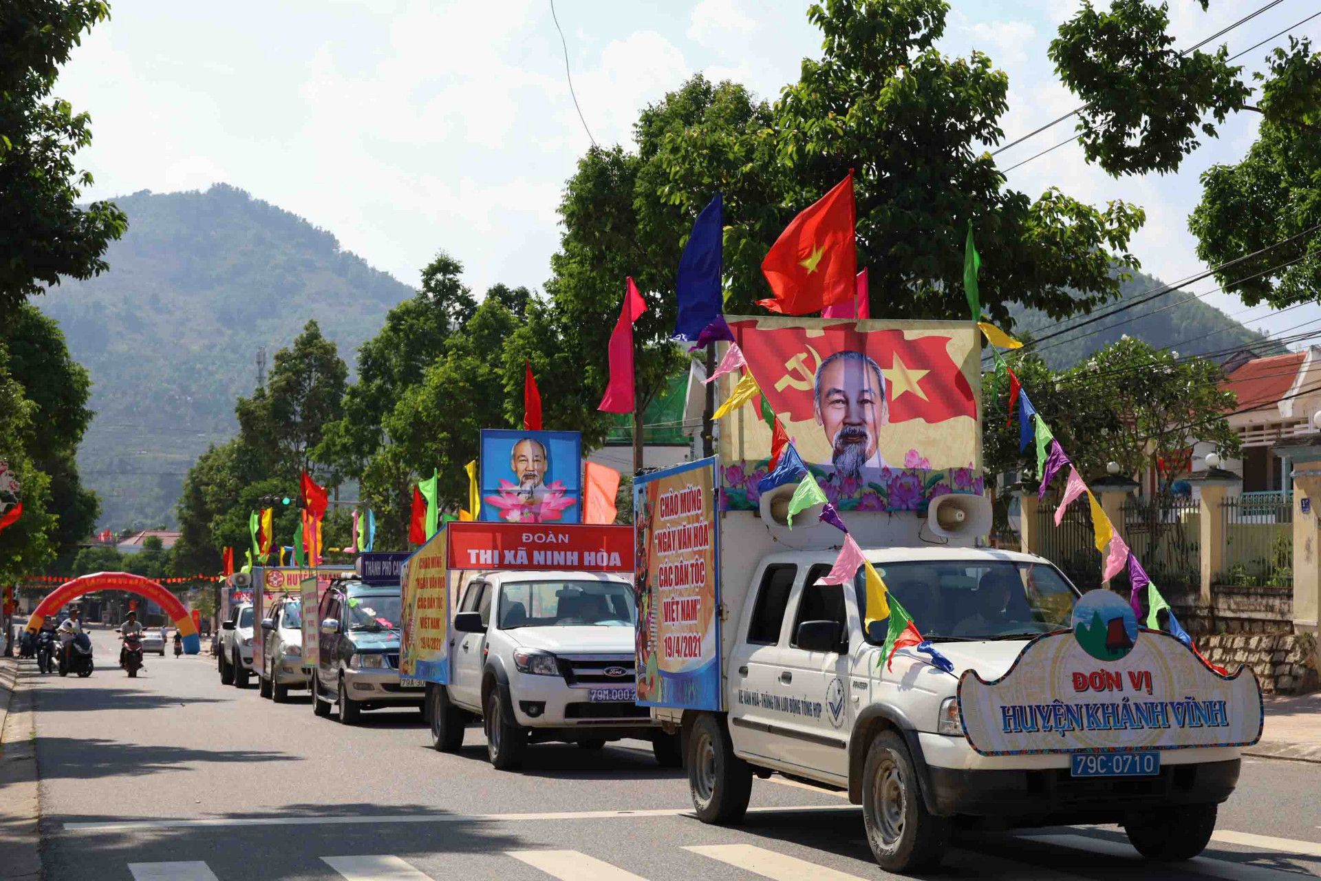 Diễu hành xe cổ động trong Ngày Văn hóa các dân tộc Việt Nam tỉnh Khánh Hòa năm 2021. Ảnh minh họa. 