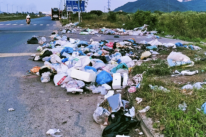 Bỏ rác bừa bãi ở lòng đường