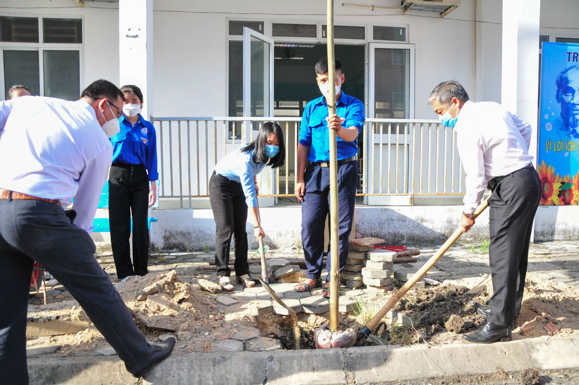 Các đại biểu tham gia trồng cây xanh trong Trường Cao đẳng Kỹ thuật Công nghệ Nha Trang