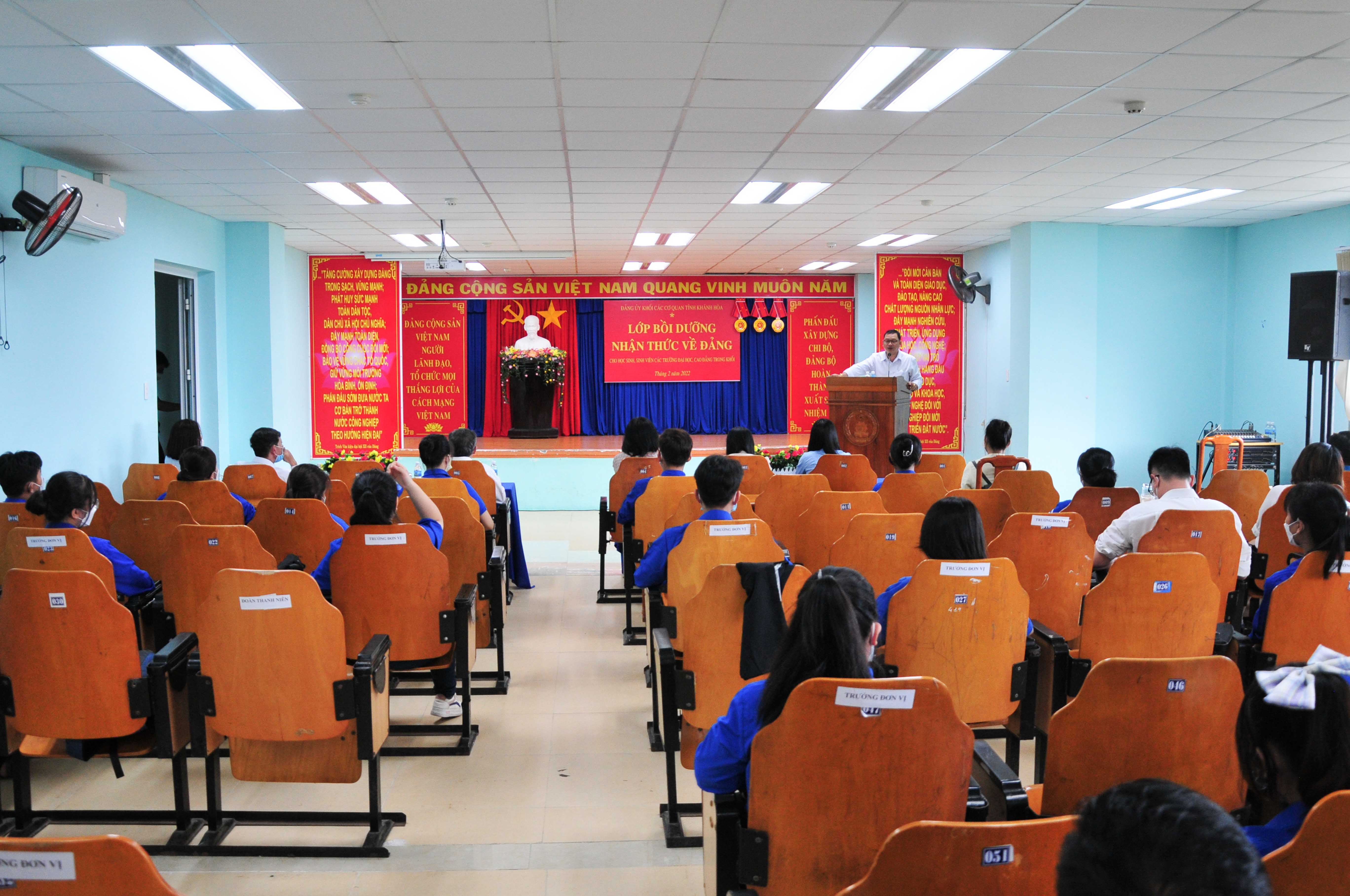 Bồi dưỡng nhận thức về Đảng cho hơn 140 học sinh, sinh viên