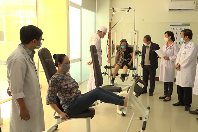 VIDEO: Khám, điều trị phục hồi chức năng miễn phí cho hơn 100 người có các bệnh lý về cột sống và cơ xương khớp