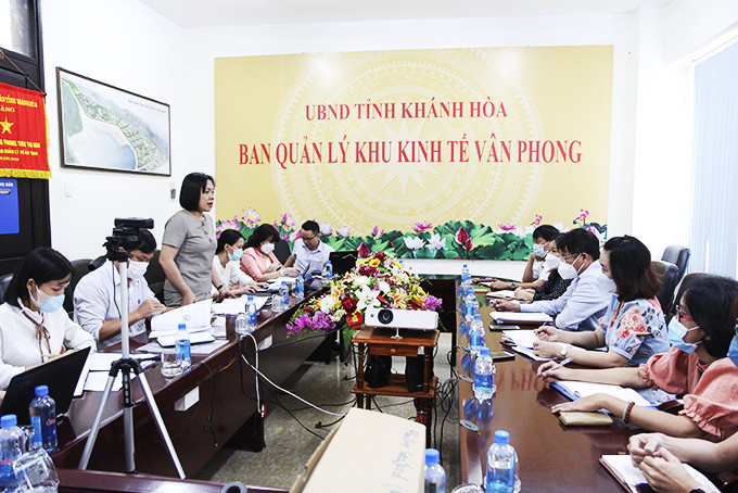 Bà Trần Thu Mai và đoàn kiểm tra công tác cải cách hành chính tỉnh năm 2021 kiểm tra tại Ban Quản lý Khu kinh tế Vân Phong