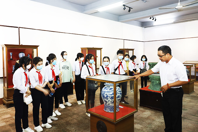 Students visiting Khanh Hoa Museum