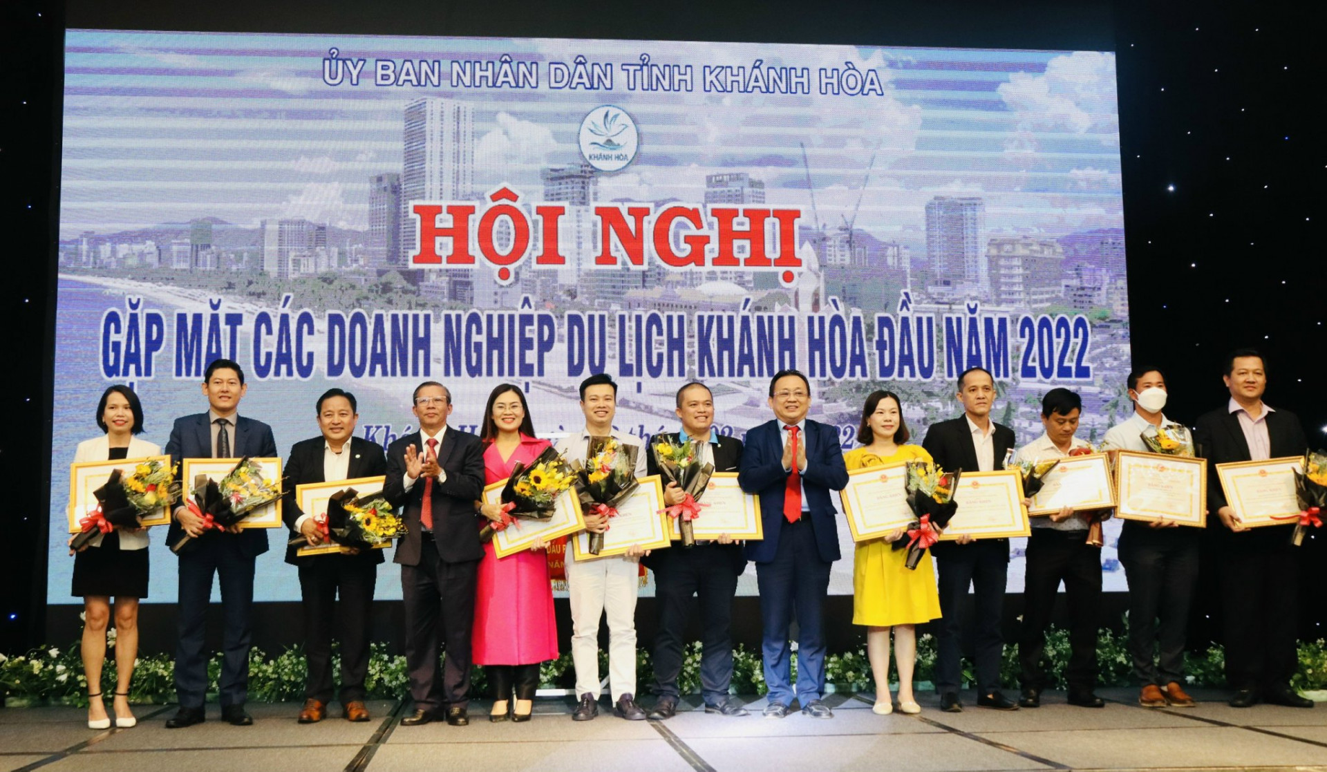 Lãnh đạo tỉnh Khánh Hòa tặng bằng khen của UBND tỉnh cho các tập thể, cá nhân có nhiều đóng góp cho ngành du lịch tỉnh năm 2021
