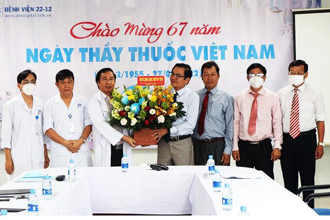 Đồng chí Trần Mạnh Dũng tặng hoa chúc mừng lãnh đạo và y, bác sĩ Bệnh viện 22-12.