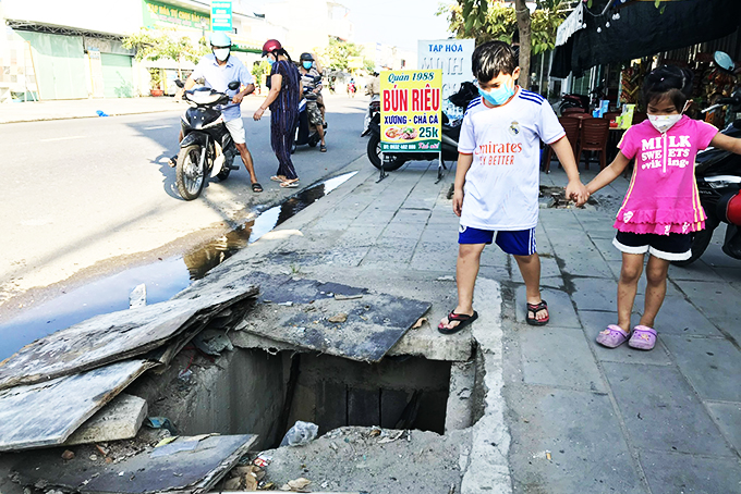 Hố ga mất nắp nguy hiểm cho người đi bộ