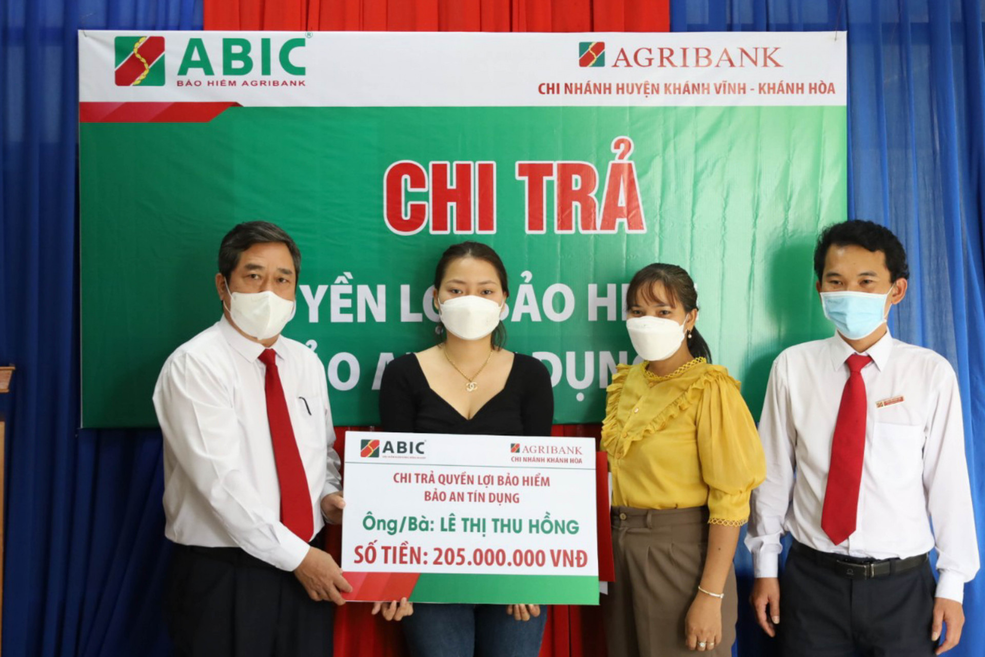 Lãnh đạo Agribank Chi nhánh huyện Khánh Vĩnh và ABIC Chi nhánh Khánh Hòa cùng lãnh đạo chính quyền địa phương tại lễ chi trả quyền lợi bảo hiểm Bảo an tín dụng cho gia đình bà Lê Thị Thu Hồng