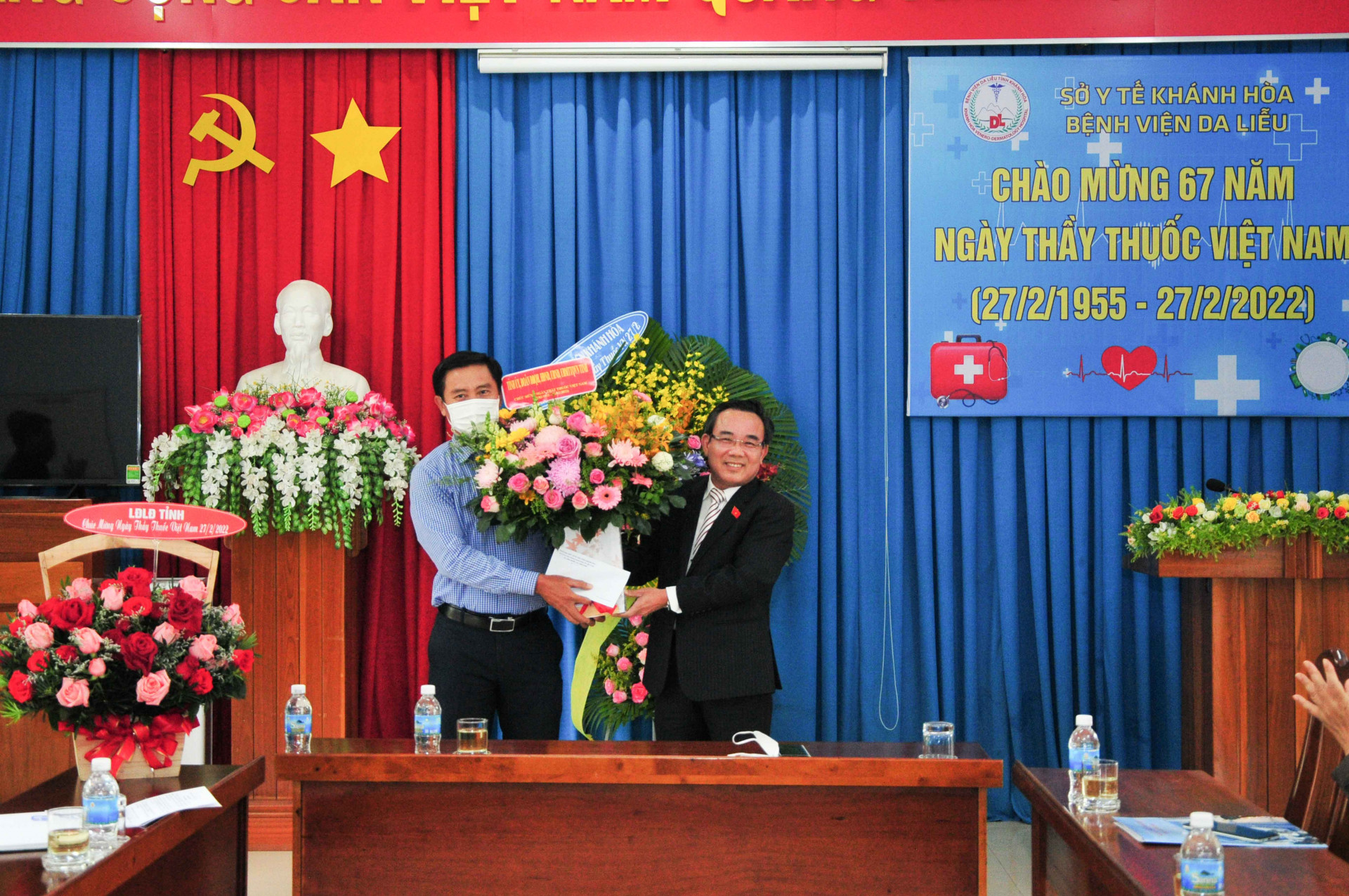 Đồng chí Lê Hữu Trí tặng hoa và quà cho lãnh đạo Bệnh viện Da liễu
