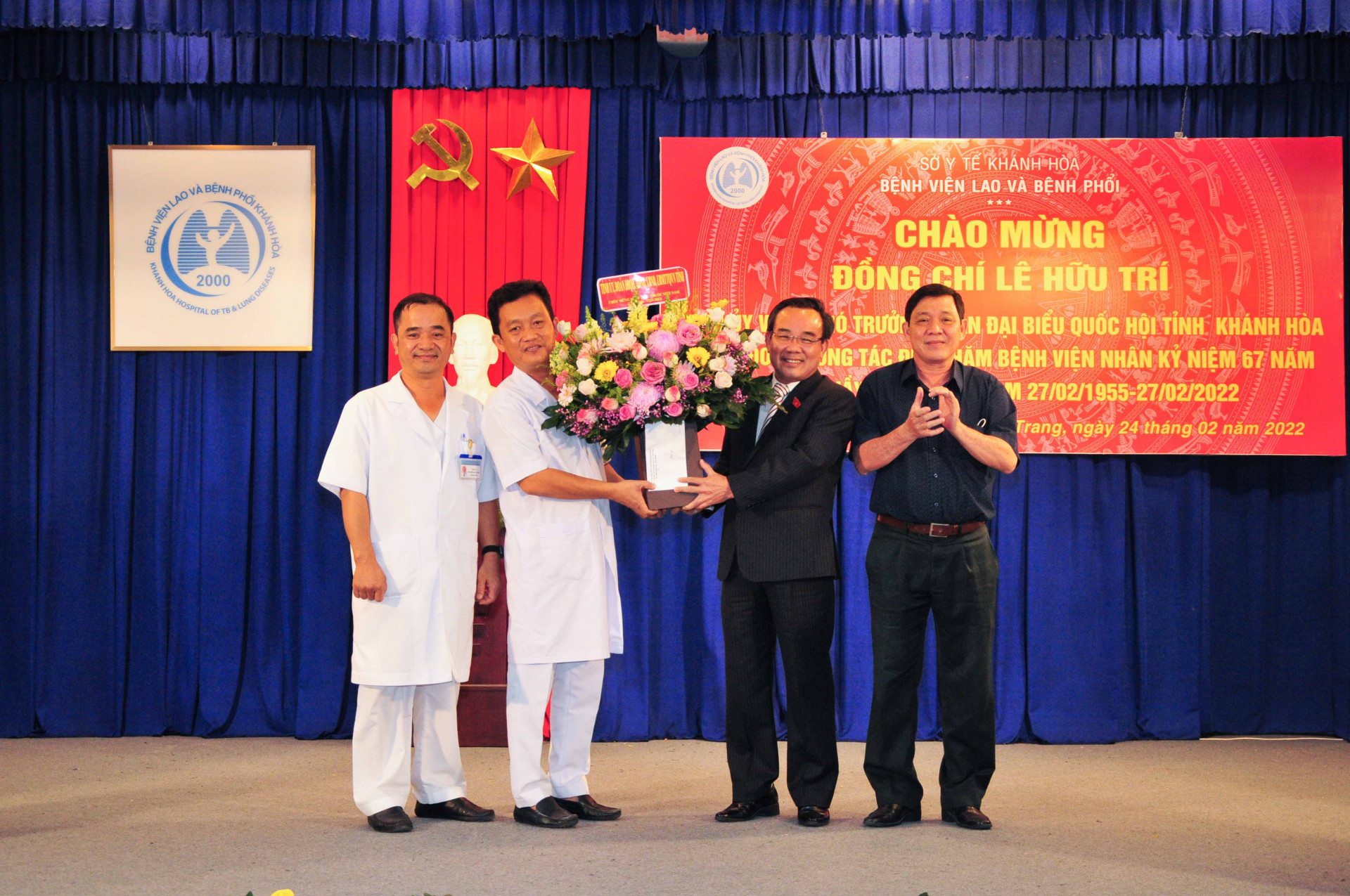 Đồng chí Lê Hữu Trí tặng hoa và quà cho lãnh đạo Bệnh viện Lao và Bệnh Phổi tỉnh