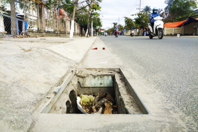 Nhiều nắp chắn rác bị mất