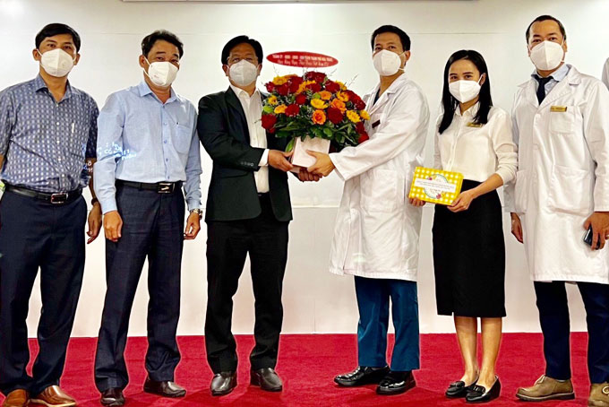 Thường trực Thành ủy Nha Trang thăm và tặng hoa cho cán bộ, y bác sĩ Bệnh viện đa khoa quốc tế Vinmec Nha Trang.