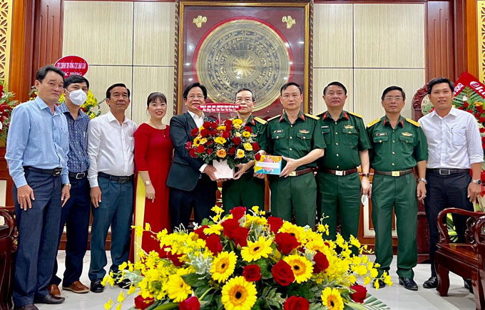 Thường trực Thành ủy Nha Trang thăm và tặng hoa cho cán bộ, y bác sĩ Bệnh viện Quân y 87.