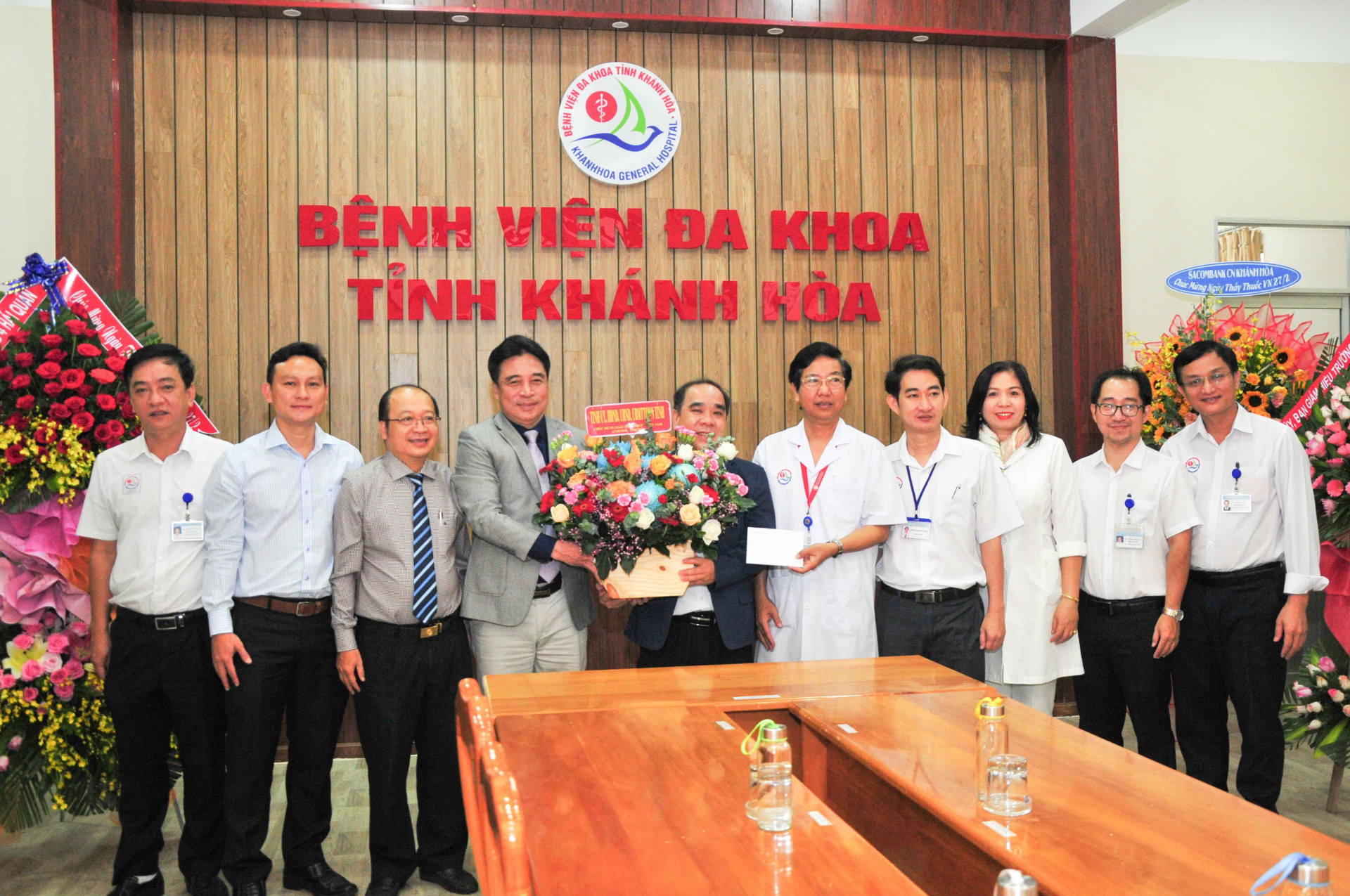 Đồng chí Nguyễn Khắc Toàn tặng hoa và quà chúc mừng Bệnh viện Đa khoa tỉnh
