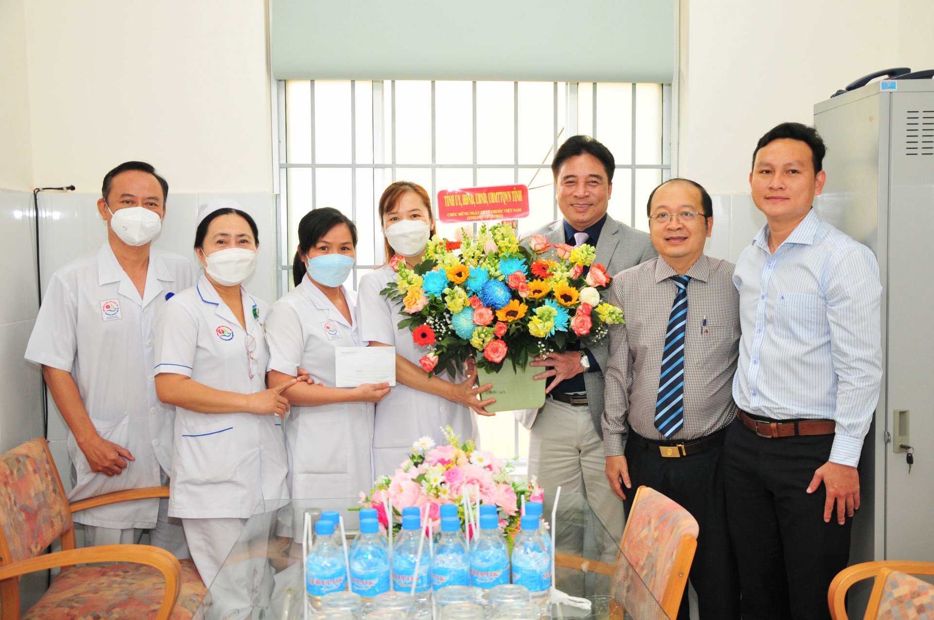 Đồng chí Nguyễn Khắc Toàn tặng hoa và quà chúc mừng Ban Bảo vệ chăm sóc sức khoẻ cán bộ tỉnh