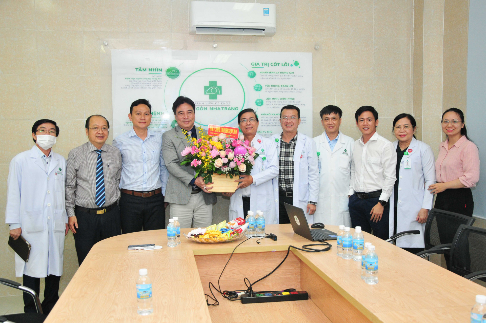 Lãnh đạo tỉnh thăm, tặng hoa và quà chúc mừng Bệnh viện Sài Gòn - Nha Trang