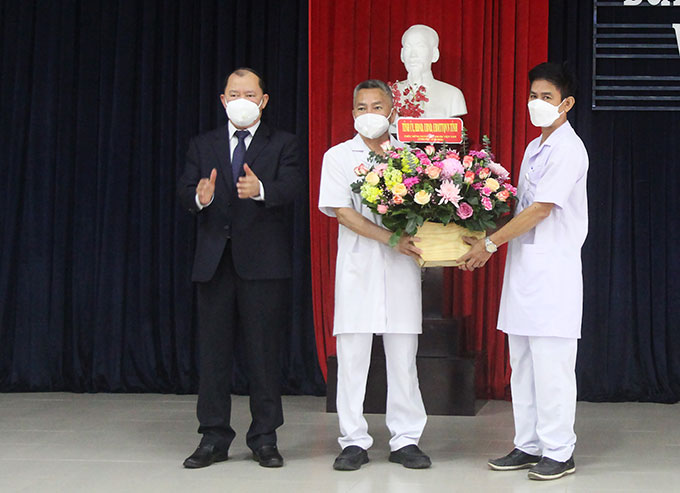 Ông Nguyễn Anh Tuấn thăm, chúc mừng các cơ sở y tế