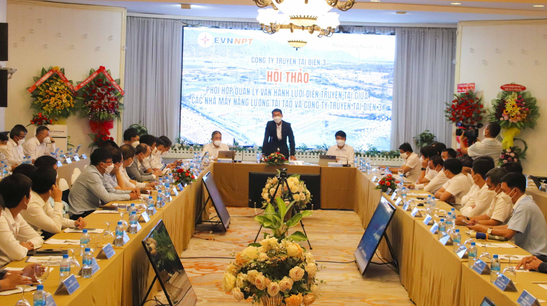 Ông Hồ Công - Phó Giám đốc Công ty Truyền tải Điện 3 kết luận hội thảo.