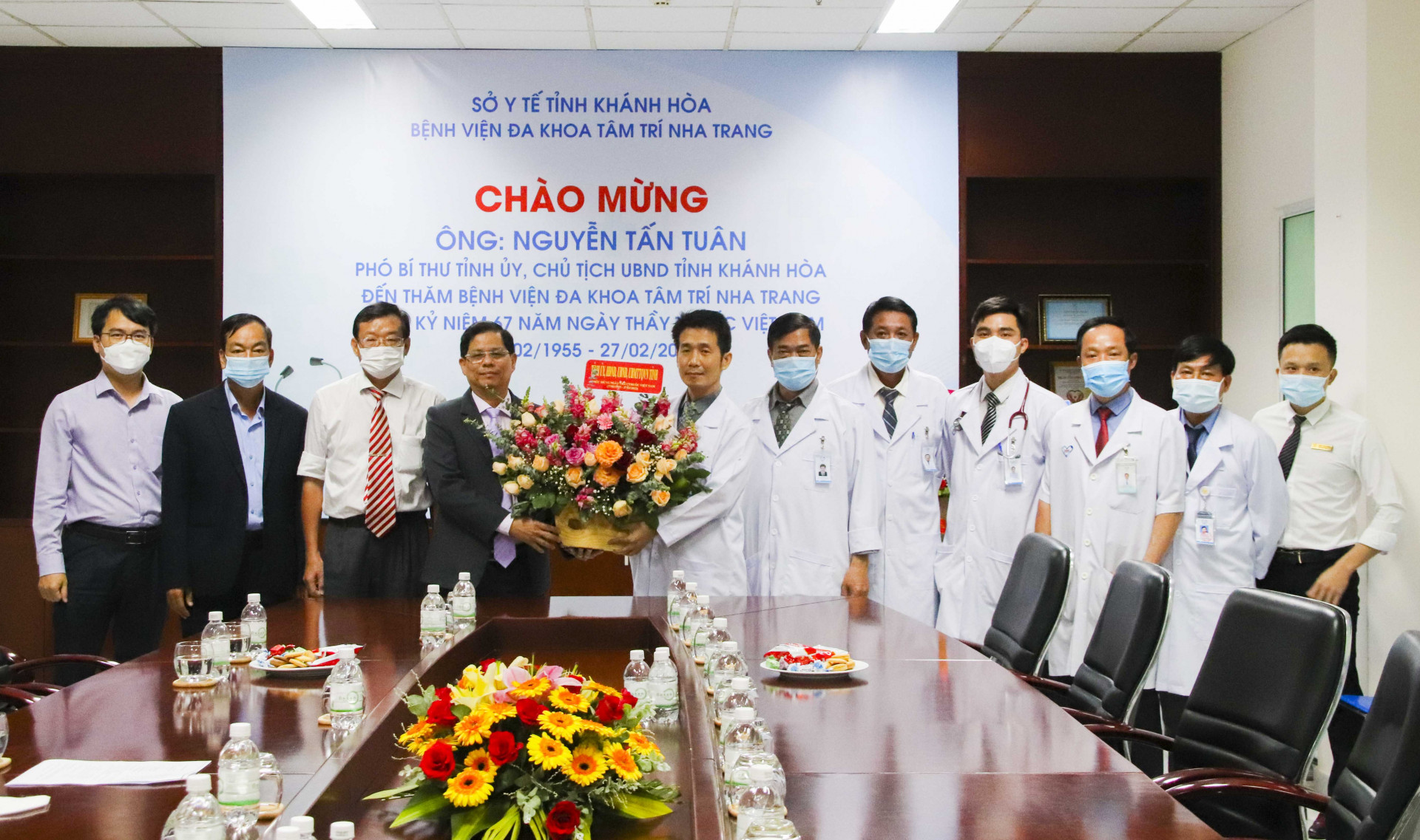 Chủ tịch UBND tỉnh tặng hoa và quà cho Bệnh viện Đa khoa Tâm Trí