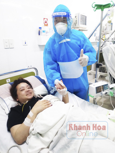 Bác sĩ Lý Thế Huy kiểm tra sức khỏe bệnh nhân F0 đang điều trị tại bệnh viện.