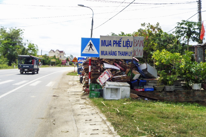 Phế liệu chiếm hành lang quốc lộ