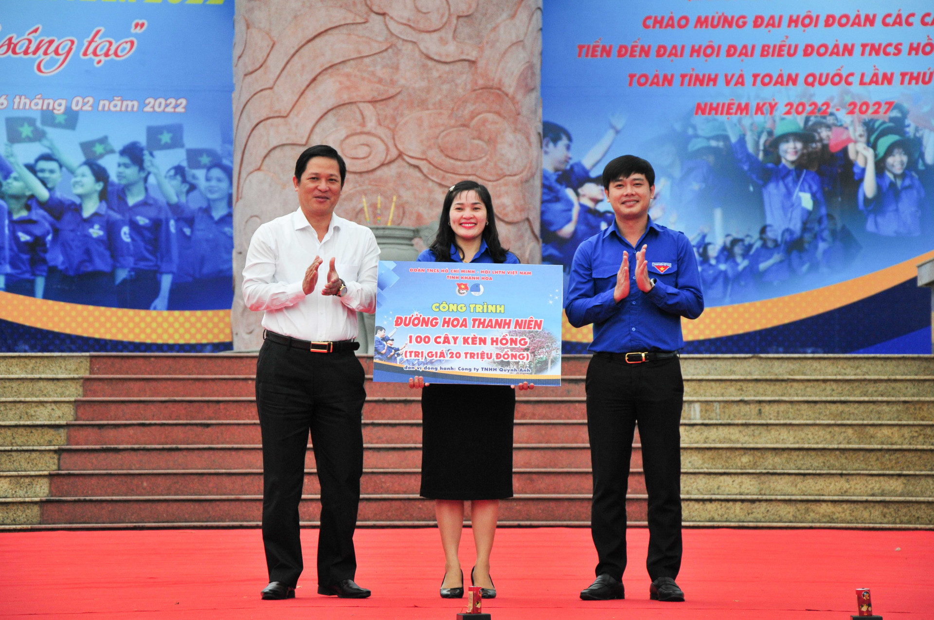 Các đại biểu trao biểu trưng công trình thanh niên “Đường hoa thanh niên” cho Huyện đoàn Diên Khánh