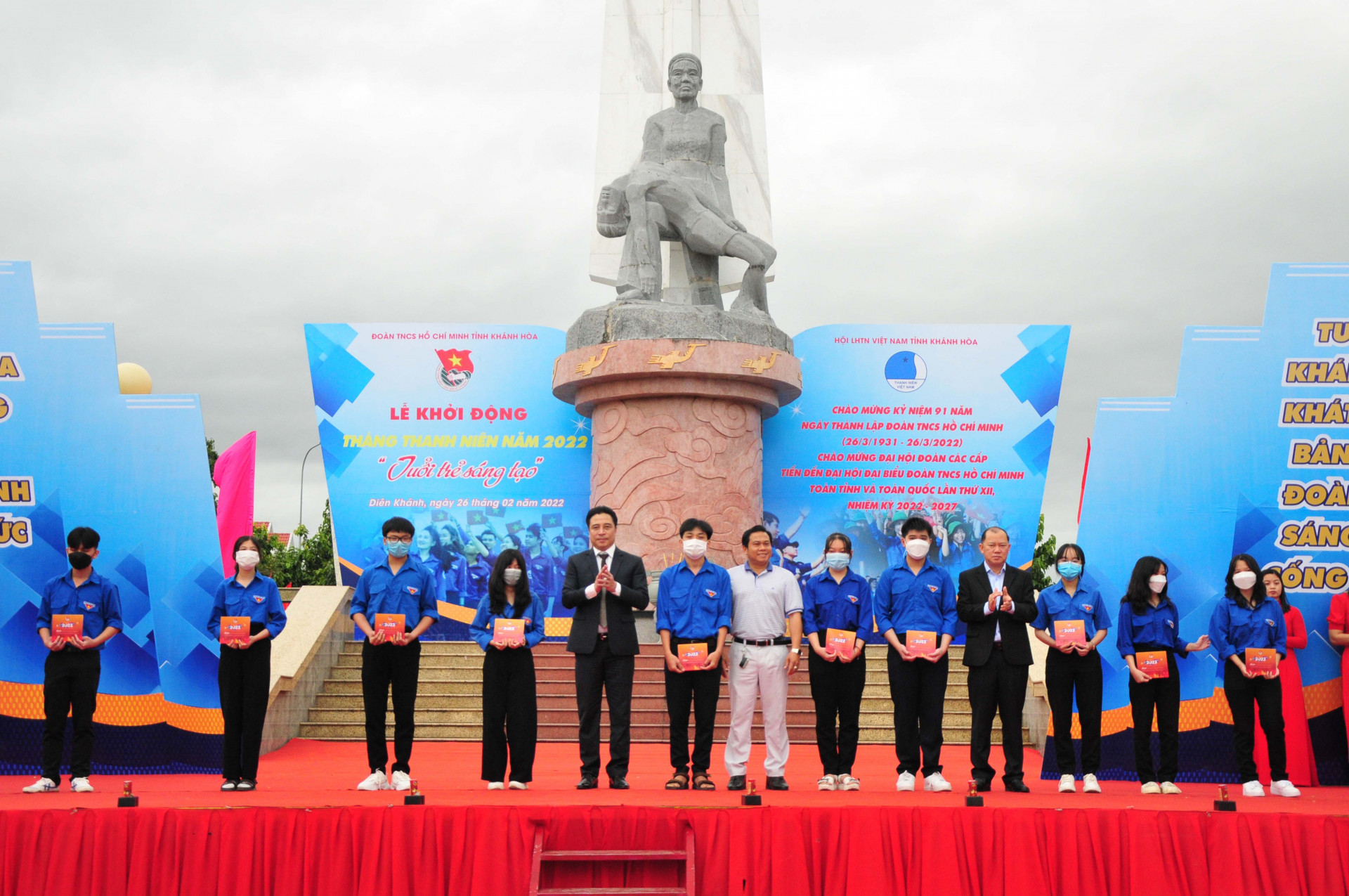 Các đại biểu trao học bổng của Hội doanh nhân trẻ Khánh hoà trao tặng cho các học sinh khó khăn