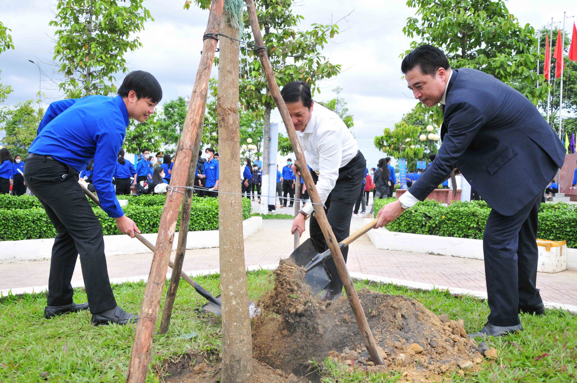 Sau buổi lễ, các đại biểu cùng trồng cây lưu niệm tại Đài tưởng niệm liệt sĩ cầu Thành