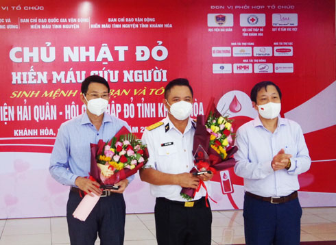 Hơn 500 người tham gia ngày Chủ nhật đỏ