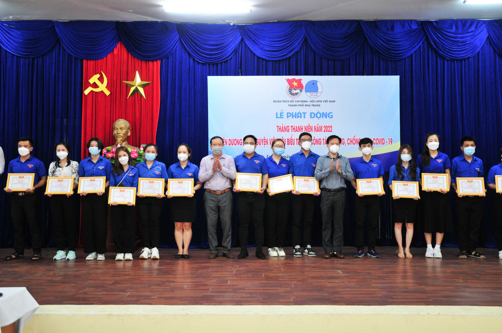 Lãnh đạo TP. Nha Trang khen khen thưởng các cá nhân tiêu biểu tham gia các hoạt động tình nguyện trong công tác phòng, chống dịch Covid-19 trên địa bàn thành phố