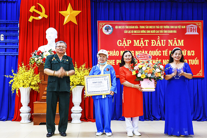 Đại diện Hội UNESCO tỉnh trao bằng khen của Liên hiệp các Hội UNESCO Việt Nam cho Ban Chủ nhiệm câu lạc bộ.