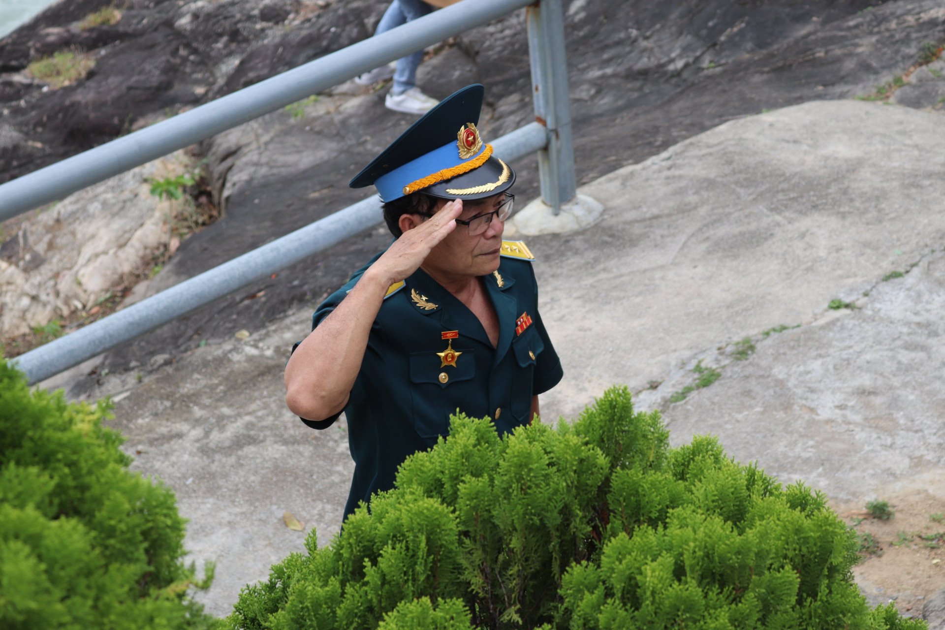Ông Phạm Đức Hậu – Phó Chủ nhiệm Câu lạc bộ Hưu trí tỉnh tại buổi lễ tưởng niệm tàu C235.
