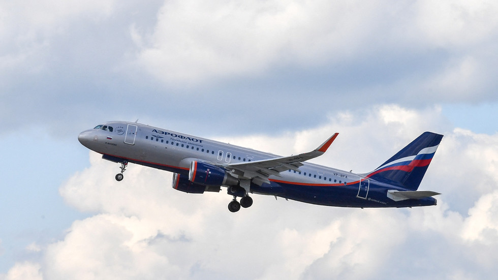 Một máy bay Airbus A320 của Aeroflot cất cánh tại sân bay Sheremetyevo, Moskva. Ảnh: AFP 