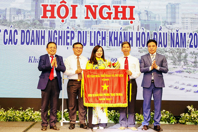 Leaders of Khanh Hoa Province granting 