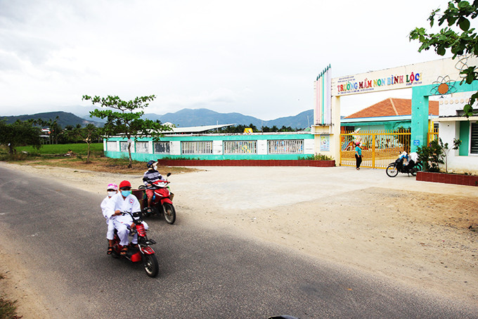 Trường Mầm non Bình Lộc tạm sử dụng cơ sở Trường Mầm non Diên Bình cũ. 
