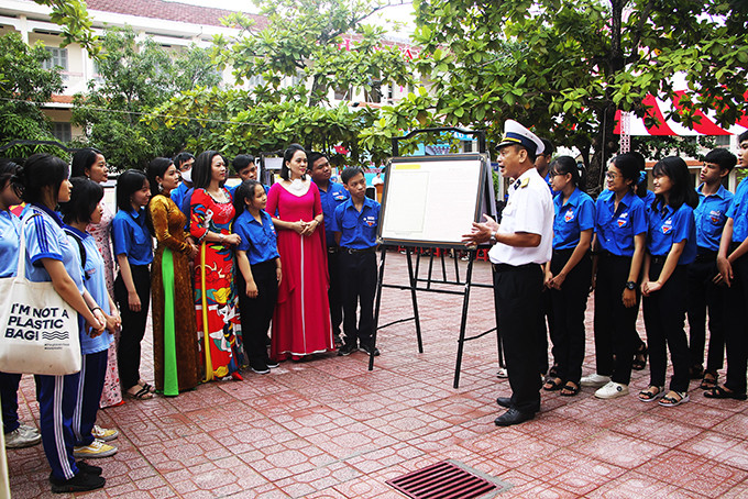 Học sinh nghe giới thiệu về chủ quyền biển đảo trong triển lãm số diễn ra ở Trường THPT Hà Huy Tập vào năm 2020.  