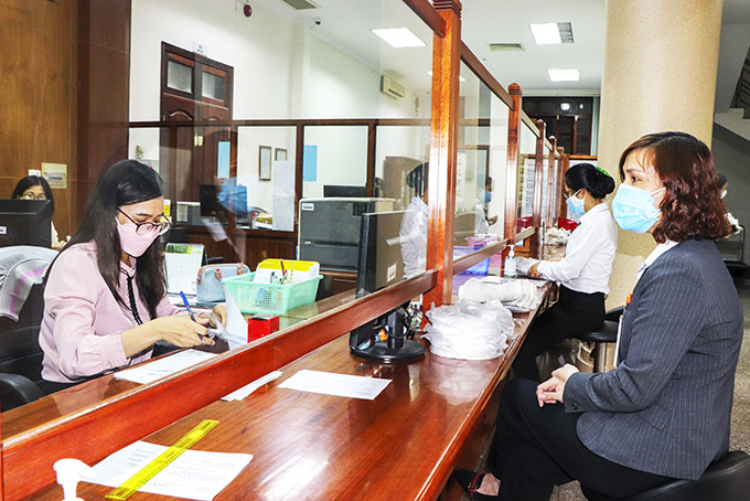  Đại diện  các tổ chức  tín dụng giao dịch  tại Bộ phận  một cửa  của Ngân hàng  Nhà nước  chi nhánh Khánh Hòa. 