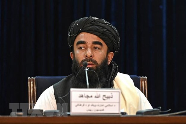 Người phát ngôn của Chính phủ lâm thời Taliban Zabihullah Mujahid phát biểu tại cuộc họp báo ở Kabul ngày 6/9/2021. (Ảnh: AFP/TTXVN)