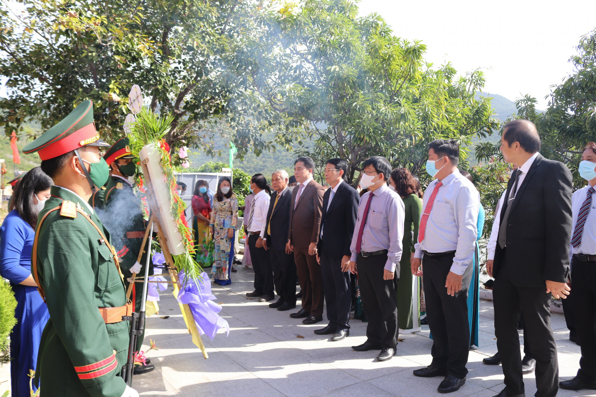 Lãnh đạo tỉnh và thị xã Ninh Hòa tại buổi lễ Tưởng niệm 54 năm Tàu C235 và 14 cán bộ, chiến sĩ hy sinh.