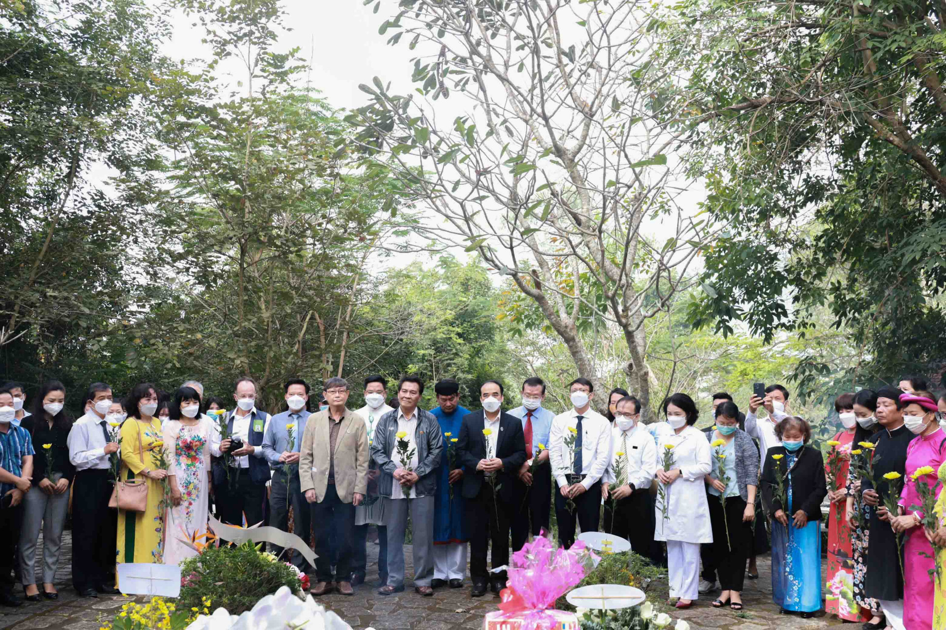 Các đại biểu dâng hoa, dâng hương tưởng niệm tại mộ phần bác sĩ A. Yersin. 