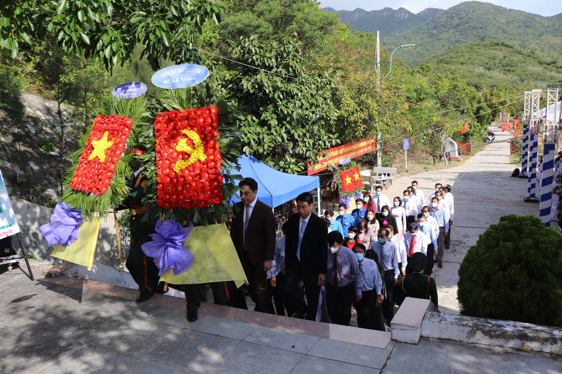 Các vị lãnh đạo tỉnh, thị xã Ninh Hòa dâng hoa tại buổi lễ.