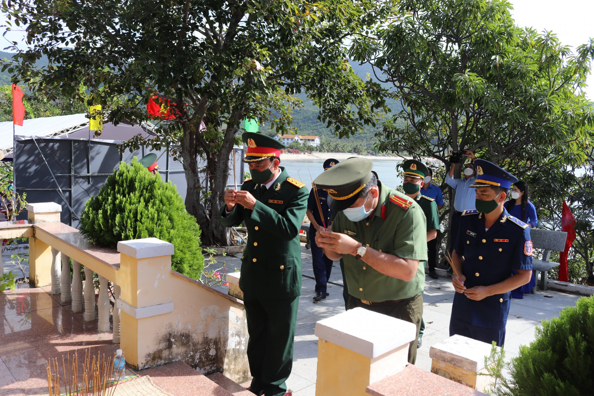Các cán bộ, chiến sĩ lực lượng vũ trang trên địa bàn tỉnh tại buổi lễ tưởng niệm.