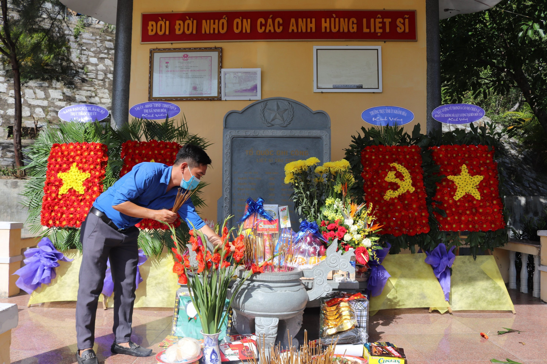 Một bạn trẻ ở thị xã Ninh Hòa dâng hương tại buổi lễ tưởng niệm cán bộ, chiến sĩ tàu C235.