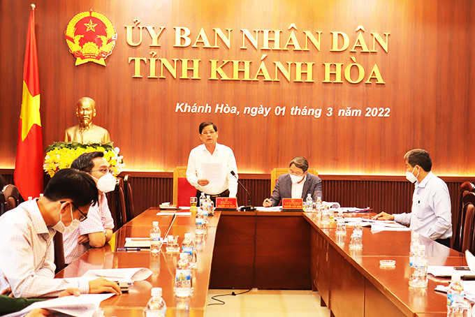 Ông Nguyễn Tấn Tuân phát biểu tại cuộc họp.