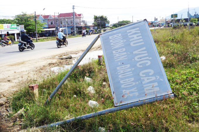 Cần chỉnh trang lại bảng cấm