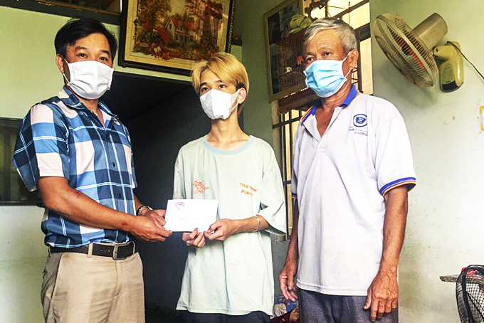 Mặt trận xã Diên An: Trao hỗ trợ đột xuất cho các trường hợp khó khăn