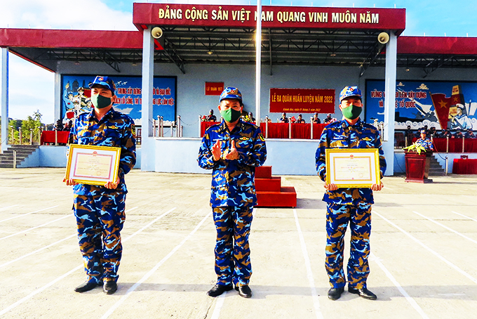 Đại tá Nguyễn Thiên Quân - Phó Tư lệnh Vùng 4  trao giấy khen cho các tập thể.