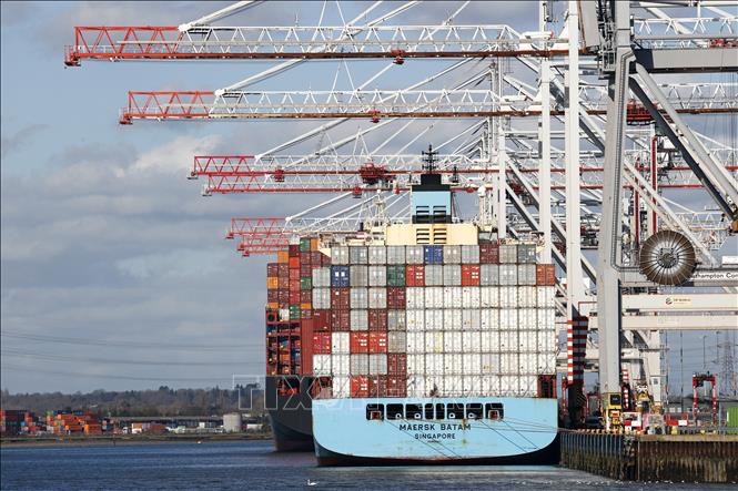 Tàu container của Công ty vận tải biển Maersk (Đan Mạch) neo tại cảng Southampton, Anh. Ảnh: AFP/TTXVN